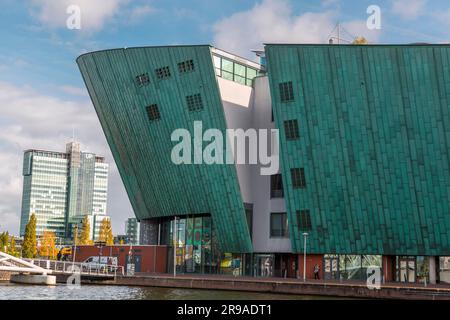 Amsterdam, NL - 11 ottobre 2021: Il NEMO Science Museum è un centro scientifico di Amsterdam, NL. Contiene cinque piani di mostre scientifiche pratiche ed è Foto Stock