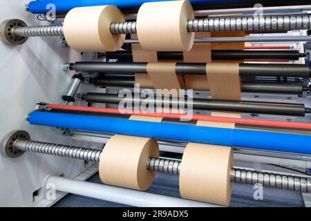 Stampa e confezionamento da rotoli di carta riciclata, macchina confezionatrice di buste industriale commerciale, fabbricazione di carta ondulata e contenitori di pappa Foto Stock