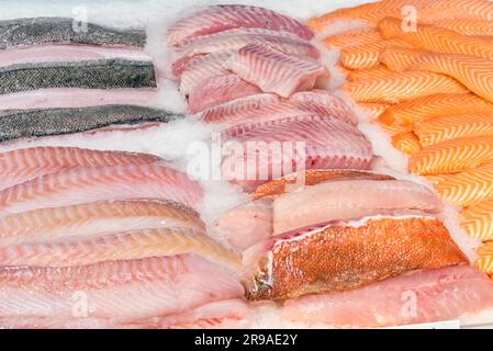 Filetti di pesce fresco in vendita al mercato del pesce Foto Stock