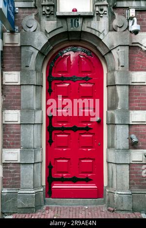 Amsterdam, NL - 10 ottobre 2021: Tipico dettaglio architettonico olandese, una porta ad Amsterdam, Paesi Bassi. Foto Stock