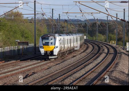 Treno elettrico Govia Thameslink classe 700 sulla Midland Mainline a 4 binari che passa per Ampthill, Bedfordshire Foto Stock