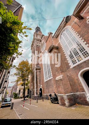 Amsterdam, Paesi Bassi - 14 ottobre 2021: Vista esterna della Vecchia Chiesa o de Oude Kerk ad Amsterdam, la capitale dei Paesi Bassi. Fondata c Foto Stock