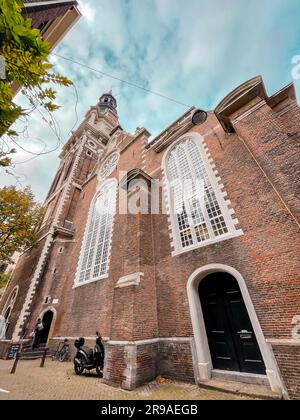 Amsterdam, Paesi Bassi - 14 ottobre 2021: Vista esterna della Vecchia Chiesa o de Oude Kerk ad Amsterdam, la capitale dei Paesi Bassi. Fondata c Foto Stock