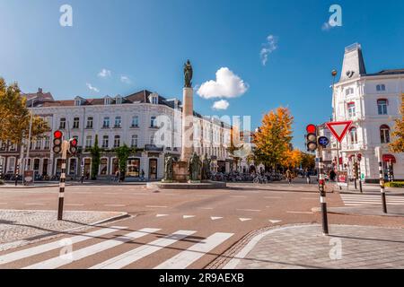 Maastricht, Paesi Bassi - 16 ottobre 2021: Rotonda Wilhelminasingel con monumento e colonna a Maastricht. Incrocio di strade Wilhelminasing Foto Stock