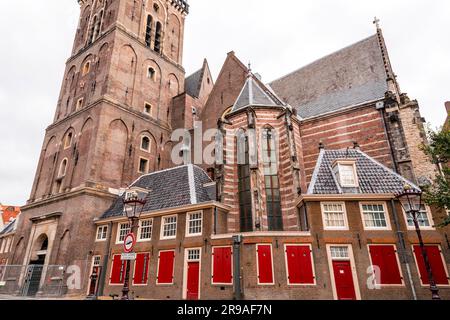 Amsterdam, Paesi Bassi - 14 ottobre 2021: Vista esterna della Vecchia Chiesa o de Oude Kerk ad Amsterdam, la capitale dei Paesi Bassi. Fondata c Foto Stock