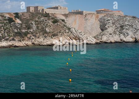 Vista dall'Île de Frioul, situato al largo della costa mediterranea della Francia, a circa 4 km da Marsiglia. Foto Stock