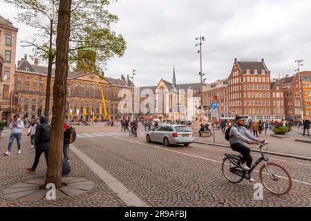 Amsterdam, Paesi Bassi - 14 ottobre 2021: Edifici e persone intorno alla famosa Piazza Dam di Amsterdam, la capitale dei Paesi Bassi. Localizzato Foto Stock