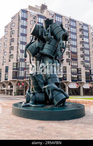 Rotterdam, NL - 6 ottobre 2021: La cascata è una scultura moderna alta otto metri di Atelier van Lieshout, realizzata in poliestere a Churchillplein, Rotterdam Foto Stock