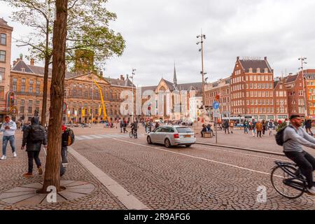 Amsterdam, Paesi Bassi - 14 ottobre 2021: Edifici e persone intorno alla famosa Piazza Dam di Amsterdam, la capitale dei Paesi Bassi. Localizzato Foto Stock