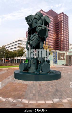 Rotterdam, NL - 6 ottobre 2021: La cascata è una scultura moderna alta otto metri di Atelier van Lieshout, realizzata in poliestere a Churchillplein, Rotterdam Foto Stock