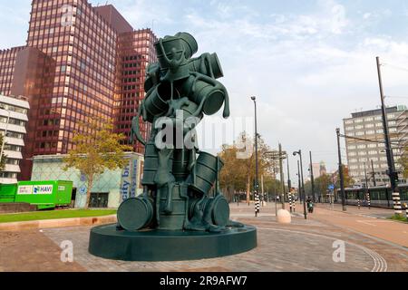 Rotterdam, NL - 6 ottobre 2021: La cascata è una scultura moderna alta otto metri di Atelier van Lieshout, realizzata in poliestere a Churchillplein, Rotterdam Foto Stock