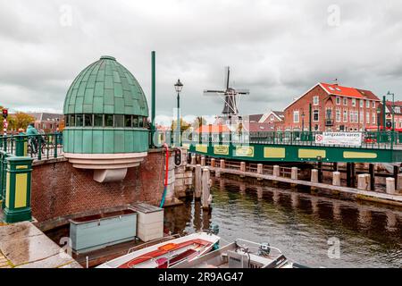 Amsterdam, Paesi Bassi - 14 ottobre 2021: Canali e tipica architettura olandese ad Haarlem, la capitale della provincia dell'Olanda settentrionale, anche un Foto Stock