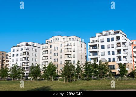 Bianca e moderna townhouses visto a Berlino, Germania Foto Stock