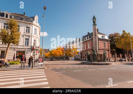 Maastricht, Paesi Bassi - 16 ottobre 2021: Rotonda Wilhelminasingel con monumento e colonna a Maastricht. Incrocio di strade Wilhelminasing Foto Stock