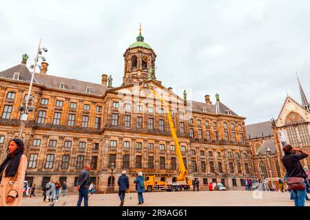 Amsterdam, Paesi Bassi - 14 ottobre 2021: Edifici e persone intorno alla famosa Piazza Dam di Amsterdam, la capitale dei Paesi Bassi. Localizzato Foto Stock