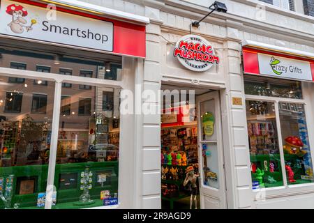 Amsterdam, Paesi Bassi - 14 ottobre 2021: Negozio elegante ad Amsterdam dove vengono venduti farmaci e funghi legali insieme a souvenir turistici. Amster Foto Stock