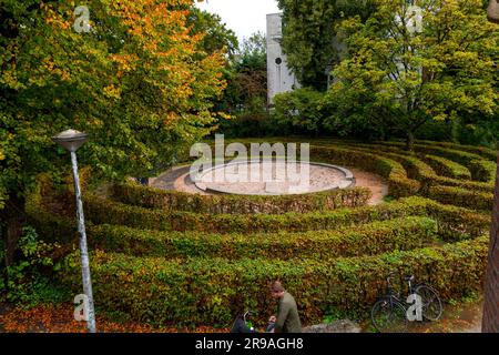 Amsterdam, NL - 12 ottobre 2021: Il Vondelpark è un parco urbano pubblico di 47 ettari ad Amsterdam-Zuid, situato ad ovest della Leidseplein e del Mu Foto Stock