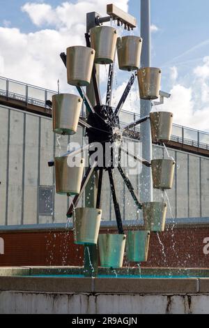 Amsterdam, NL - 11 ottobre 2021: Laghetto con ruota idraulica Lorenz presso il NEMO Science Museum di Amsterdam, NL. Foto Stock