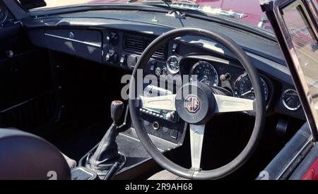 Barry, vale of Glam, Galles 12 luglio 2022: Cruscotto e interni di una vecchia auto da corsa d'epoca in mostra al festival delle auto d'epoca Foto Stock