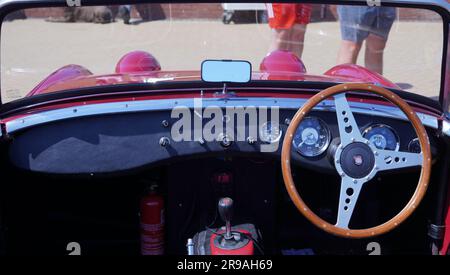 Barry, vale of Glam, Galles 12 luglio 2022: Cruscotto e interni di una vecchia auto da corsa d'epoca in mostra al festival delle auto d'epoca Foto Stock