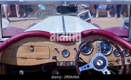 Barry, vale of Glam, Galles 12 luglio 2022: Cruscotto e interni di una vecchia auto da corsa d'epoca in mostra al festival delle auto d'epoca Foto Stock