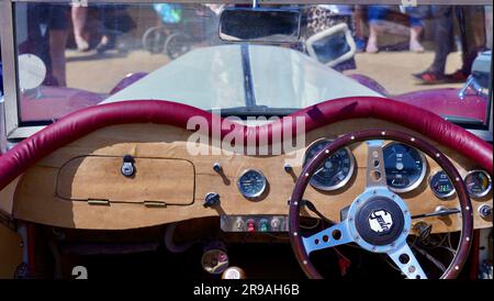 Barry, vale of Glam, Galles 12 luglio 2022: Cruscotto e interni di una vecchia auto da corsa d'epoca in mostra al festival delle auto d'epoca Foto Stock