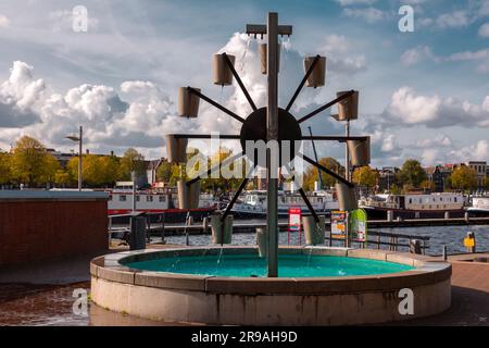 Amsterdam, NL - 11 ottobre 2021: Laghetto con ruota idraulica Lorenz presso il NEMO Science Museum di Amsterdam, NL. Foto Stock