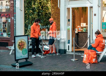 Utrecht, NL - 9 ottobre 2021: Corrieri a domicilio di Thuisbezorgd a Utrecht, noti come Just Eat in altri paesi europei. Foto Stock