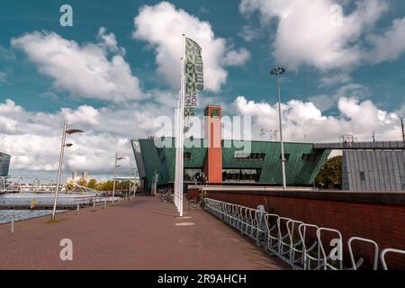 Amsterdam, NL - 11 ottobre 2021: Il NEMO Science Museum è un centro scientifico di Amsterdam, NL. Contiene cinque piani di mostre scientifiche pratiche ed è Foto Stock