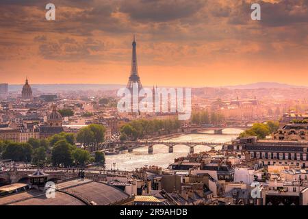 Parigi, Francia - 17 giugno 2023: Vista aerea della città di Parigi con la Torre Eiffel sullo sfondo Foto Stock