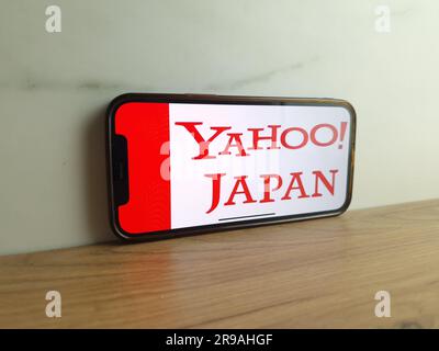 Konskie, Polonia - 24 giugno 2023: Logo della società Internet Yahoo Japan visualizzato sullo schermo del telefono cellulare Foto Stock