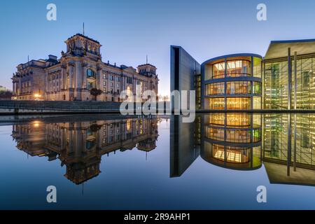 Il famoso Reichstag e la casa di Paul Loebe sulla Sprea a Berlino dopo il tramonto Foto Stock
