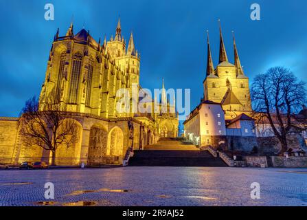 La famosa cattedrale e la chiesa severi di Erfurt al crepuscolo Foto Stock