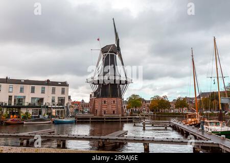 Amsterdam, Paesi Bassi - 14 ottobre 2021: Molen de Adriaan o Adrian Windmills ad Haarlem, la capitale della provincia dell'Olanda settentrionale, anche a p Foto Stock