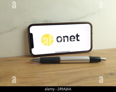 Konskie, Polonia - 24 giugno 2023: Logo del portale web polacco Onet.pl visualizzato sullo schermo del telefono cellulare Foto Stock