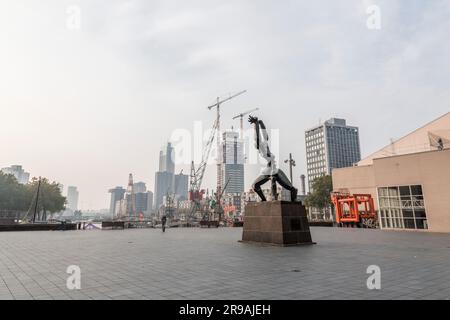 Rotterdam, NL - 10 ottobre 2021: La città distrutta è una scultura commemorativa in bronzo che commemora il bombardamento tedesco di Rotterdam del 14 maggio 1940, che dedica Foto Stock