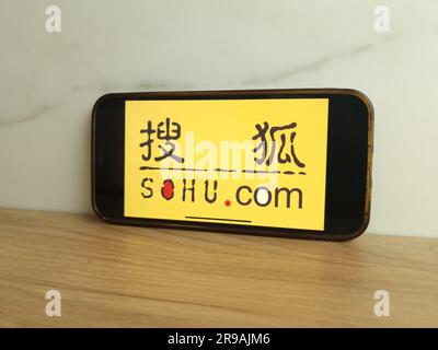 Konskie, Polonia - 24 giugno 2023: Logo della società Internet cinese Sohu visualizzato sullo schermo del telefono cellulare Foto Stock