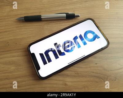 Konskie, Polonia - 24 giugno 2023: Il logo del portale web di Interia Polish viene visualizzato sullo schermo del telefono cellulare Foto Stock