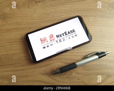 Konskie, Polonia - 24 giugno 2023: Logo del sito 163.com visualizzato sullo schermo del telefono cellulare Foto Stock