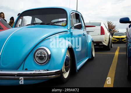 Blue Volkswagen Beetle a un incontro in macchina Foto Stock