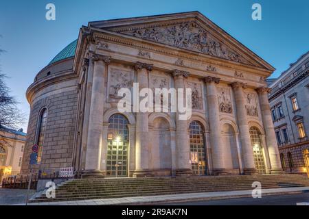 St Cattedrale di Edvige a Berlino all'alba Foto Stock