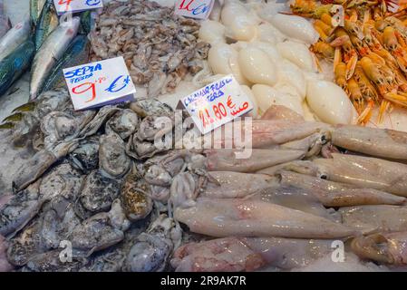 Pesce fresco e pesce in vendita in un mercato di Madrid Foto Stock