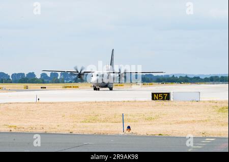 Un aeromobile rumeno Alenia C-27J Spartan, operato dai taxi dell'aeronautica rumena sulla pista durante l'esercitazione Air Defender 2023 (AD23) presso la base aerea di Wunstorf, Germania, 20 giugno 2023. L'esercitazione AD23 integra la potenza aerea degli Stati Uniti e degli Alleati per difendere i valori condivisi, sfruttando e rafforzando partnership vitali per scoraggiare l'aggressione in tutto il mondo. (STATI UNITI Air National Guard foto del Master Sgt. Caila Arahood) Foto Stock