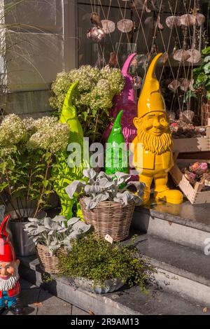 Graziose decorazioni da giardino in un negozio con colorate piante e nani in ceramica Foto Stock