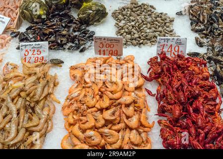 Gamberi e mitili per la vendita su un mercato in Spagna a Madrid Foto Stock