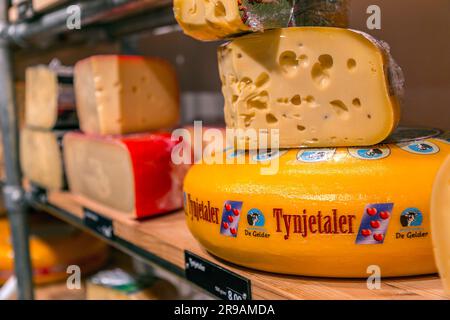 Utrecht, Paesi Bassi - 9 ottobre 2021: Diversi tipi di formaggio tradizionale olandese in vendita in un negozio di formaggi a Utrecht, Paesi Bassi. Foto Stock