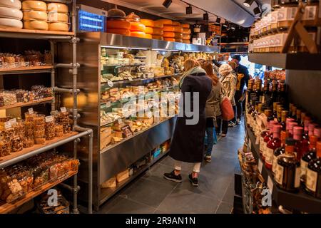 Utrecht, Paesi Bassi - 9 ottobre 2021: Diversi tipi di formaggio tradizionale olandese in vendita in un negozio di formaggi a Utrecht, Paesi Bassi. Foto Stock