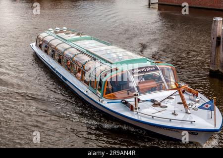 Amsterdam, NL - 11 ottobre 2021: Canali e tipici tour in barca ad Amsterdam, la capitale dei Paesi Bassi. Amsterdam è uno dei tou più popolari Foto Stock