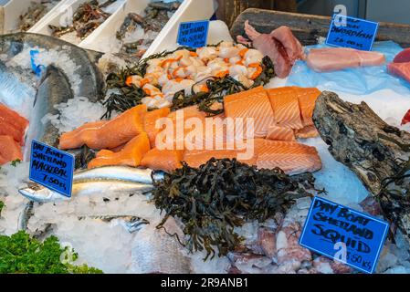 Filetto di salmone e altri pesci e frutti di mare in un mercato di Londra Foto Stock