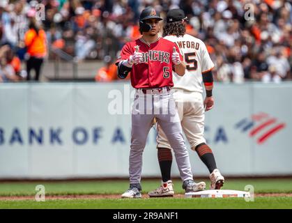 Giugno 25 2023 San Francisco CA, Stati Uniti il centrocampista dell'Arizona Alek Thomas (5) reagisce alla sua squadra dopo aver colpito una doppia durante la partita ovest della MLB NL tra gli Arizona Diamondbacks e i San Francisco Giants all'Oracle Park San Francisco California. Thurman James/CSM Foto Stock